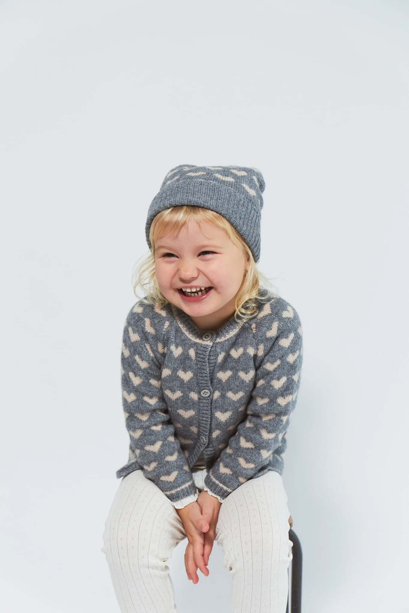CASHMERE BEANIE W. HEARTS AND POMPOM - GREY MEL/TAUPE COMBI