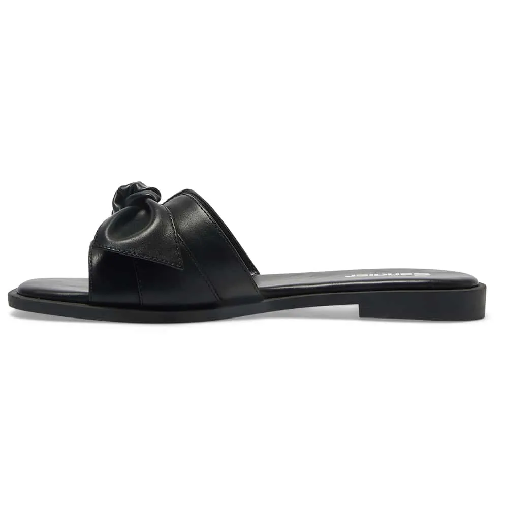 Dahlia Flat in Black Smooth