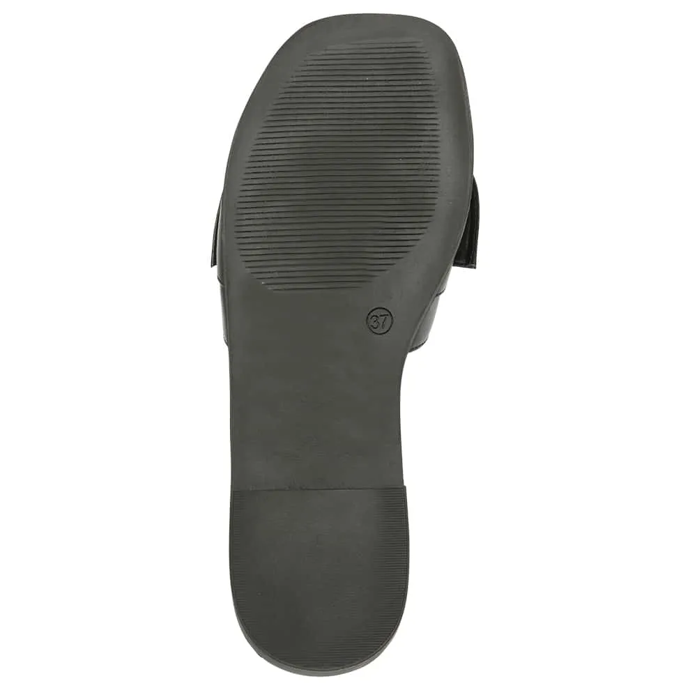 Dahlia Flat in Black Smooth