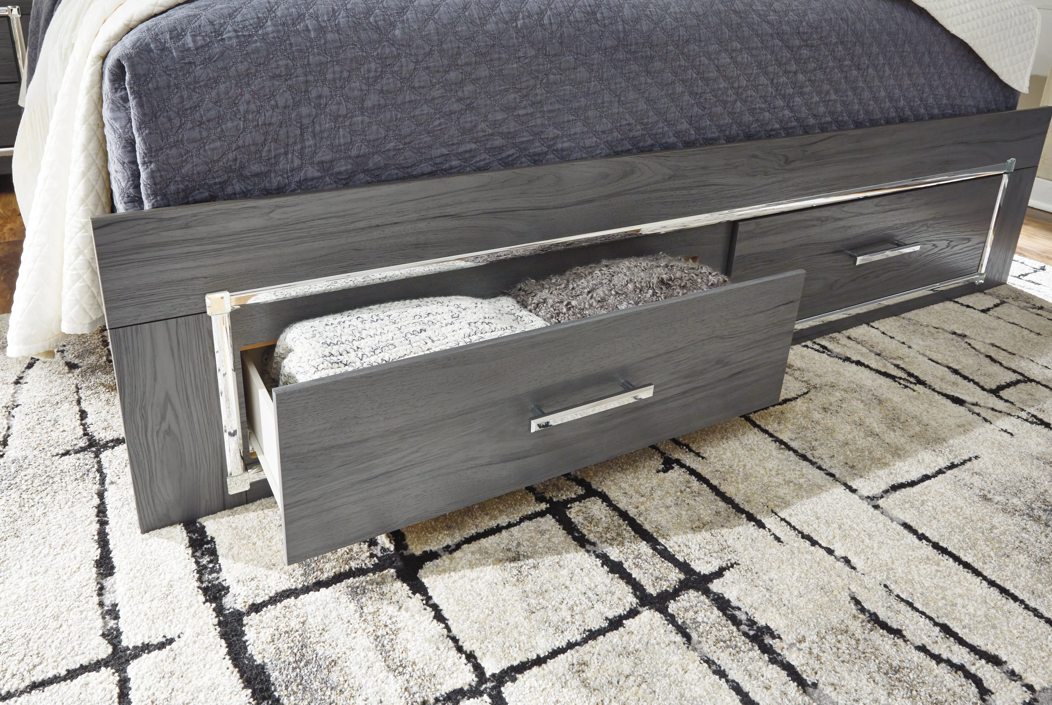 Lodanna Full Panel Bed with 2 Storage Drawers with Mirrored Dresser, Chest and Nightstand in Gray