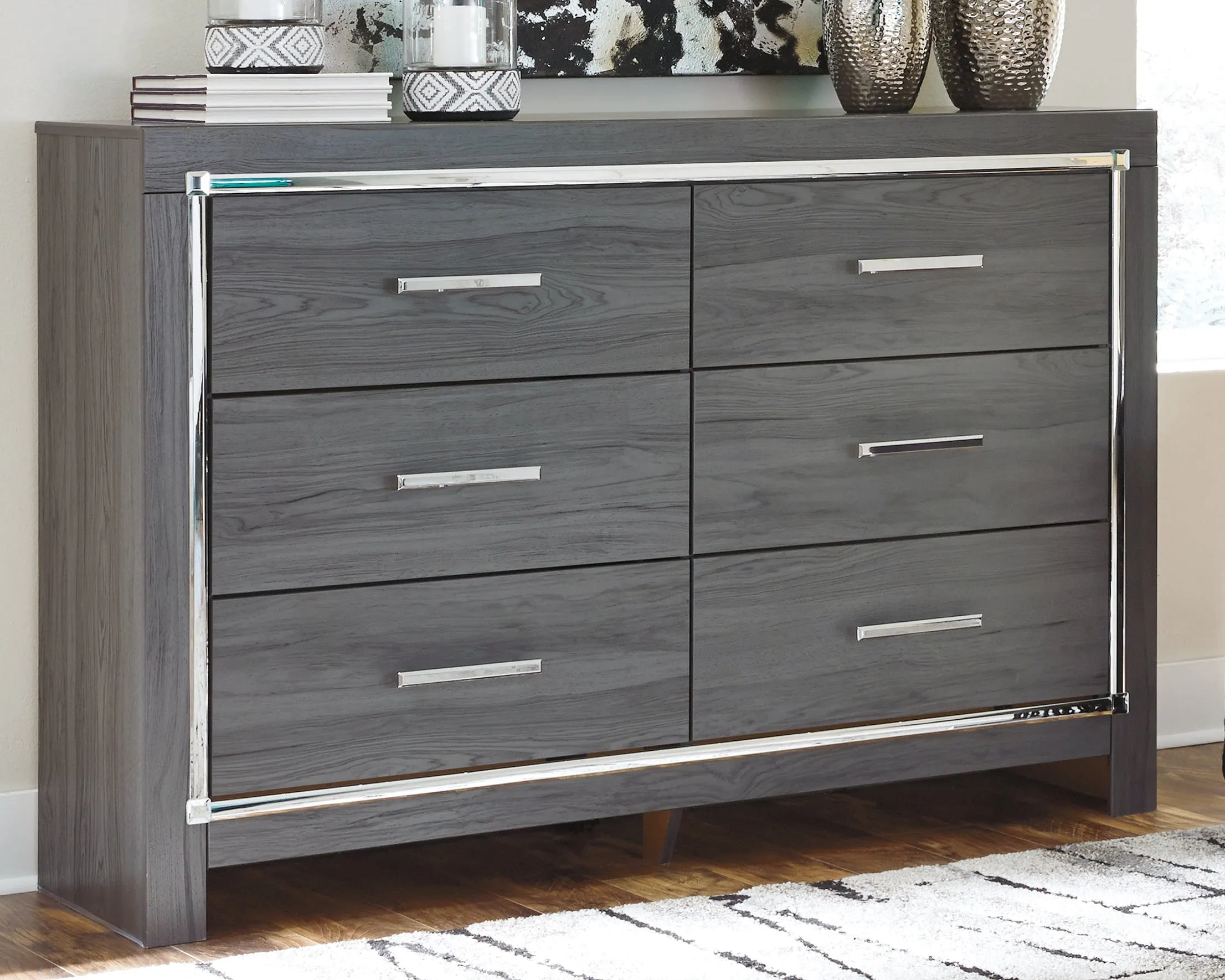 Lodanna Full Panel Bed with Dresser in Gray
